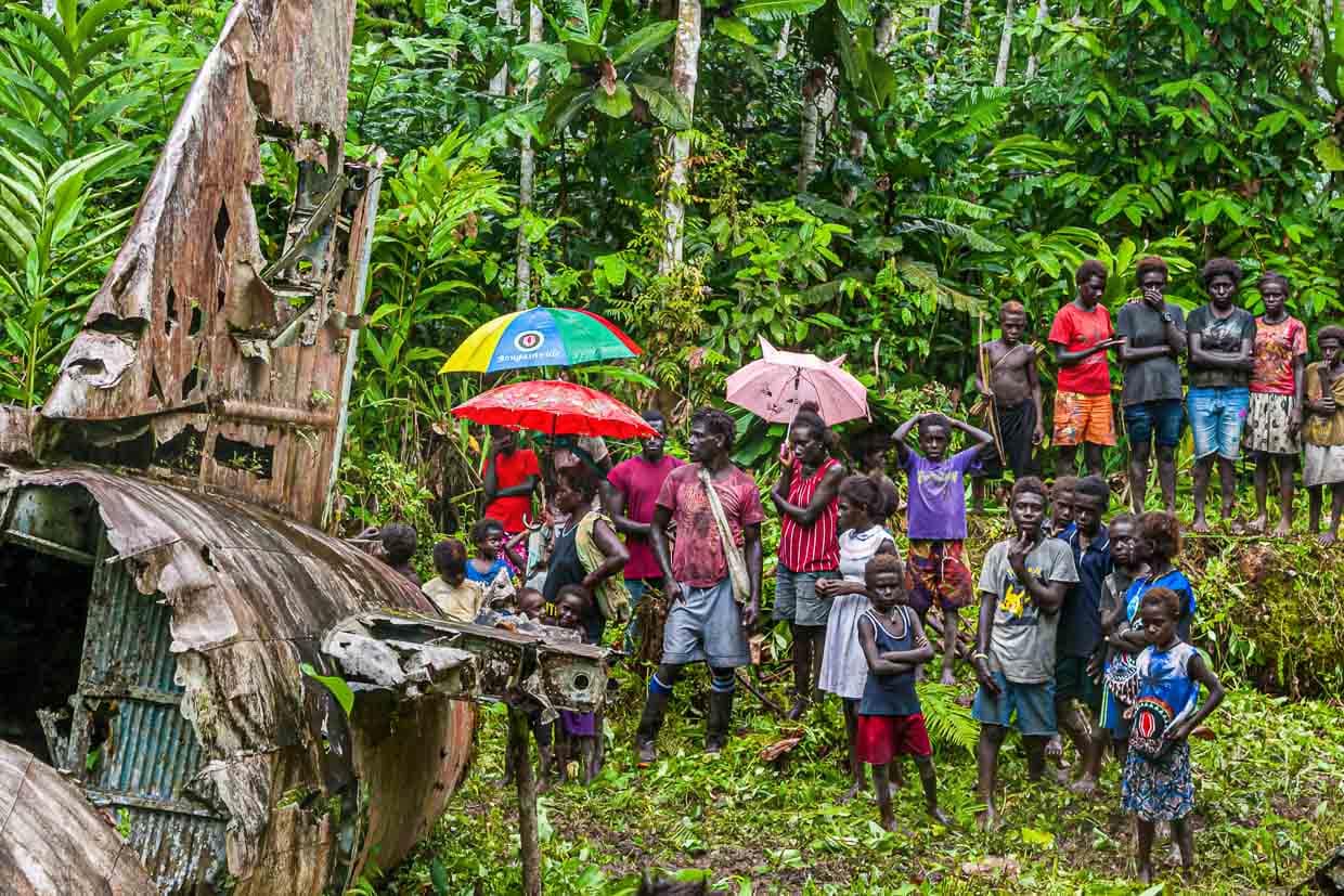 Regenschirme und T-Shirts tragen das Motiv der Landesflagge Bougainvilles / © Foto: Georg Berg