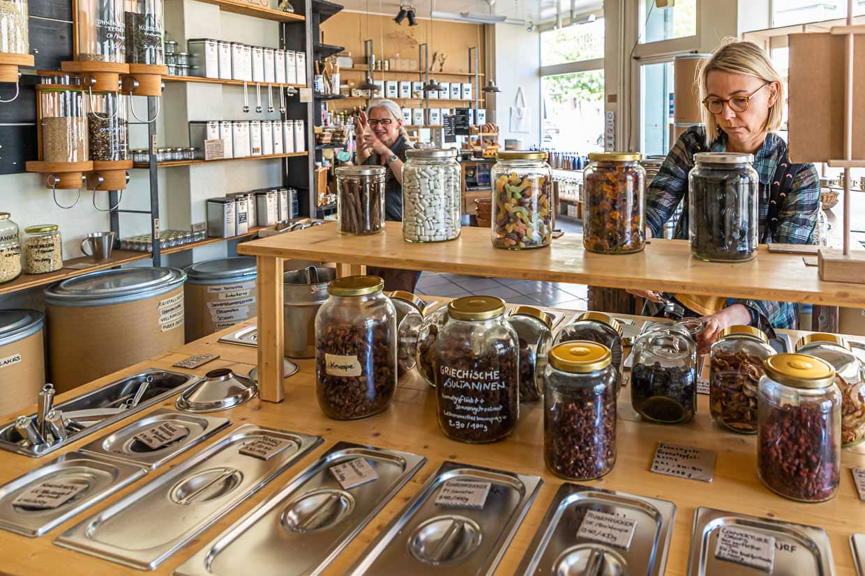 Abstecher in den Unverpackt-Laden. Foodtourer können sich hier zwei Gläser mit dem Inhalt ihrer Wahl abfüllen / © Foto: Georg Berg