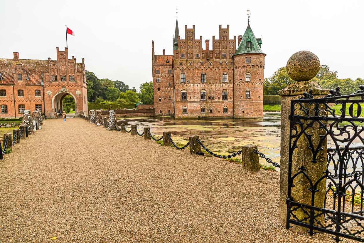 Schloss Egeskov ist eine der größten und international bekanntesten Attraktionen des Landes und immer noch die Heimat der gräflichen Familie / © Foto: Georg Berg