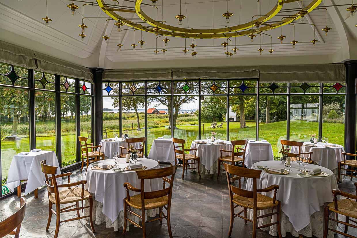 Das Restaurant im Falsled Kro mit Blick in den Garten / © Foto: Georg Berg