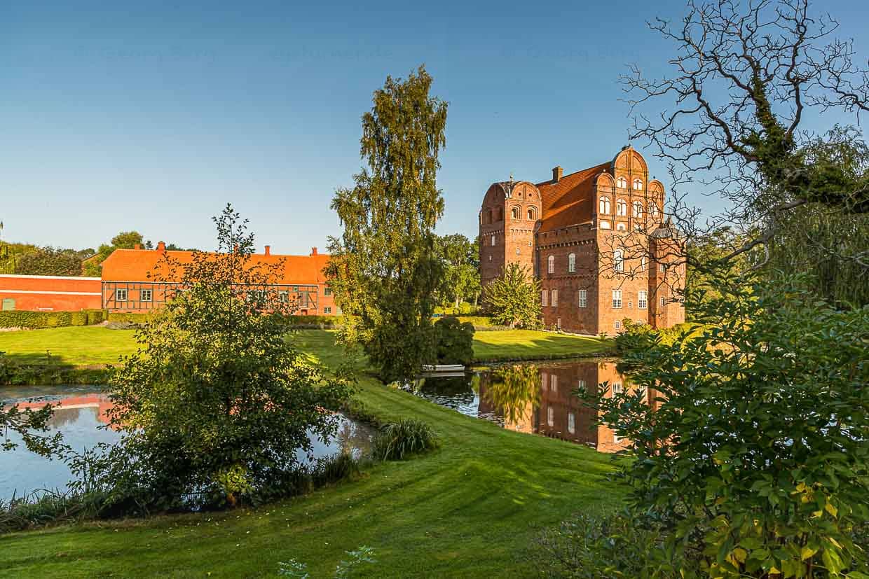 Auch die Dichte an Schlössern auf Fünen ist beachtlich. Hier der Familiensitz der dänischen Linie, der Barone von Blixen-Finecke, Schloss Hesselagergaard, das bis heute von Mitgliedern der Familie bewohnt wird / © Foto: Georg Berg