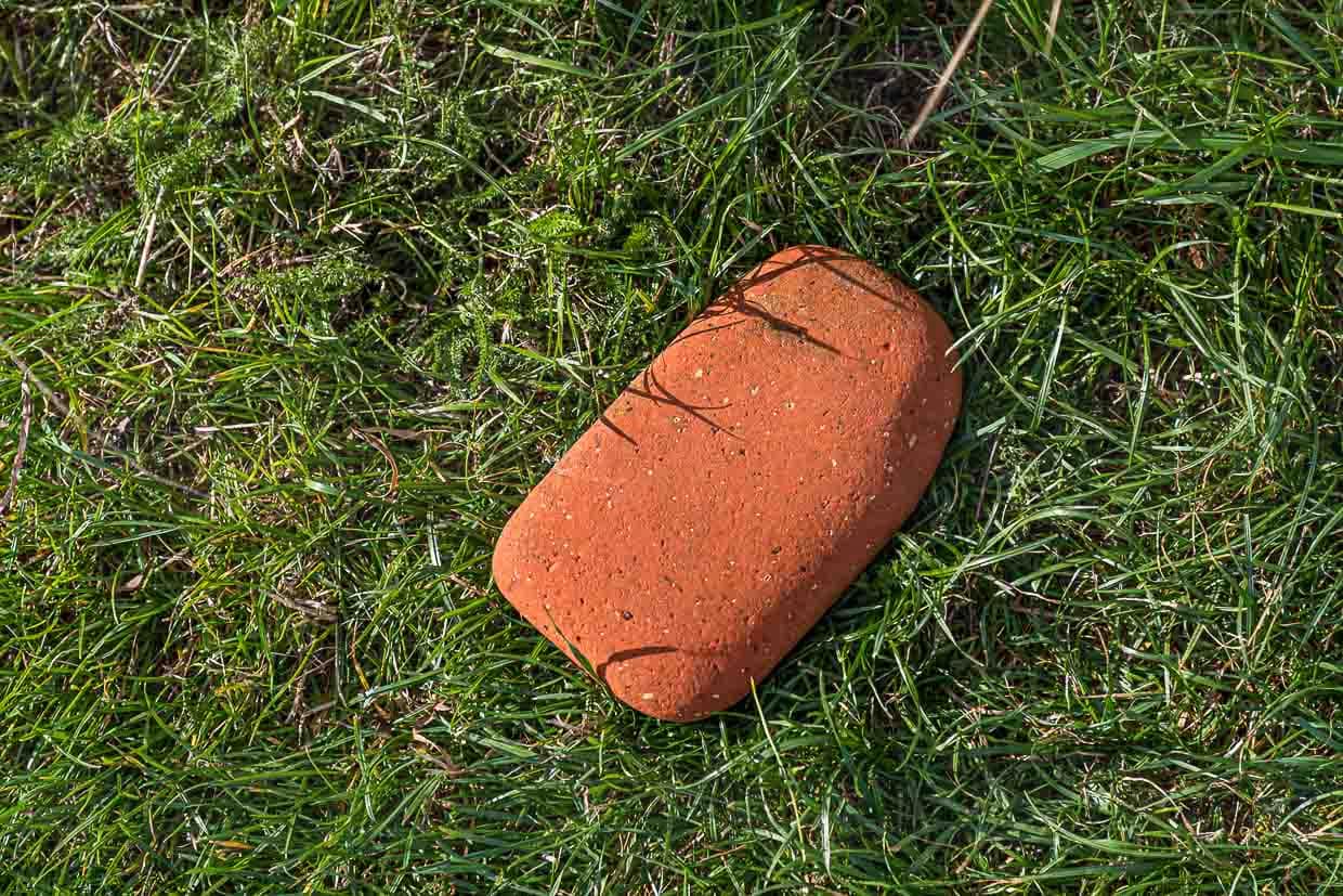 Auf Überreste einer alten Ziegelei stößt man auf dem Wanderweg der Inselmeere / © Foto: Georg Berg