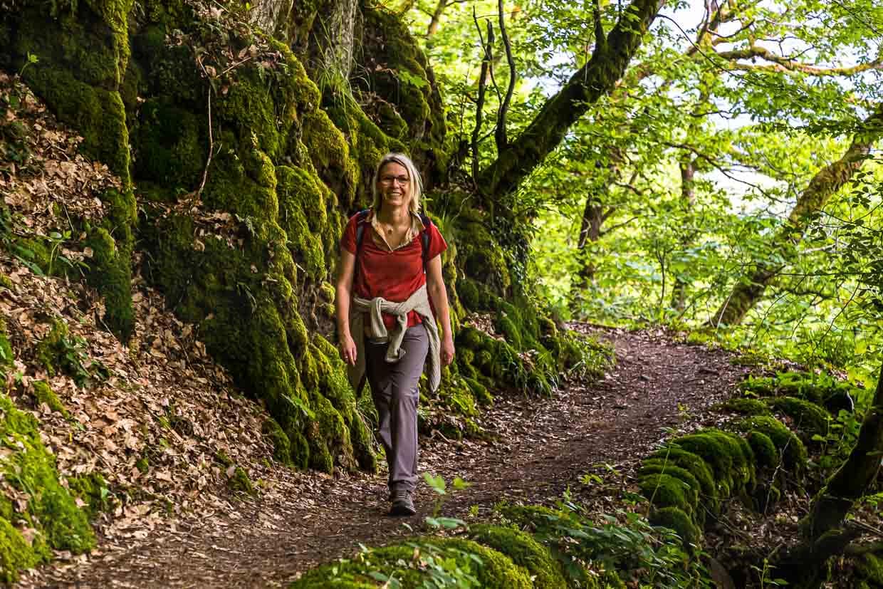Die Wanderung entlang schmaler Waldpfade ist Erholung pur