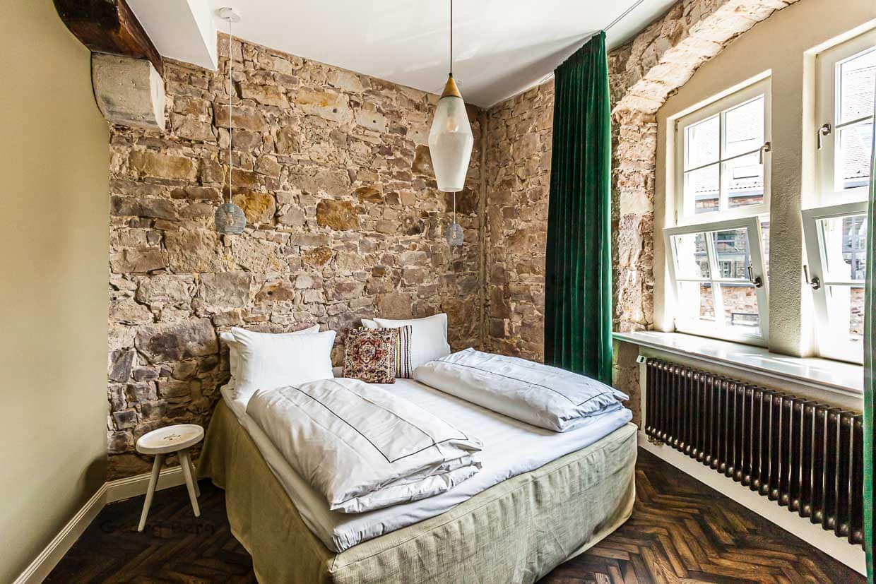 Schlicht und schön ein Doppelzimmer mit vielen Naturmaterialien. Im Zentrum das Premiumbett von Coco-Mat für maximal entspannten Schlaf / © Foto: Georg Berg