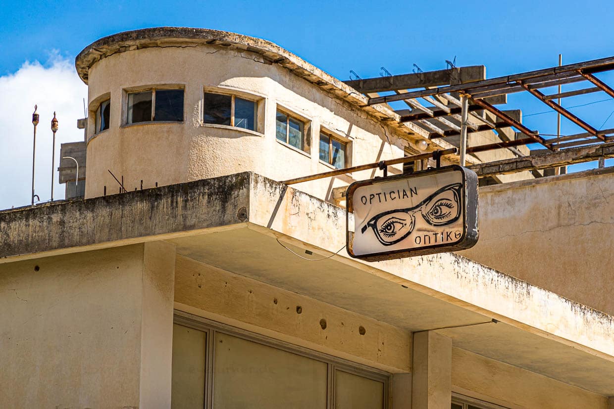 Wer genau hinschaut sieht Klassiker der Architektur. Das Design der 1960er Jahre war hier nie weg. Die Zeit ist einfach stehen geblieben, während sich die Politik bis heute nicht auf einen neuen Status für den Stadtteil einigen kann / © Foto: Georg Berg