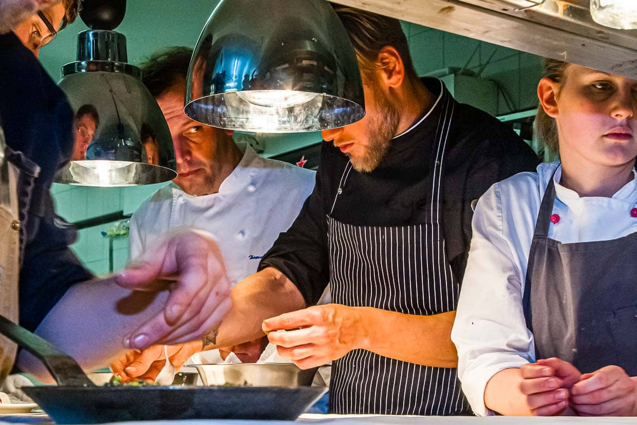 Calm, concentrated and everything in view, this is how star chef Thomas Kellermann works with his team in the kitchen / © Photo: Georg Berg
