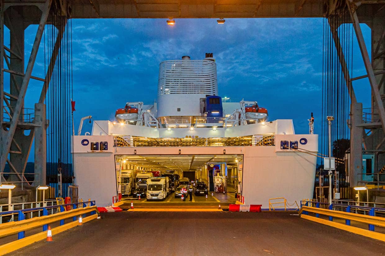 Lots of vehicles fit into the belly of the Armorique / © Photo: Georg Berg