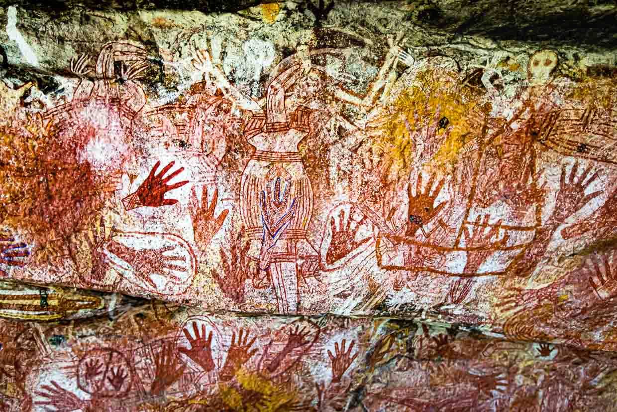 Hands as stencils for white paint that has been sprayed on by mouth and Reckitt's Blue, a detergent additive made from ultramarine and baking soda that used to be added to laundry detergents in Australia / © Photo: Georg Berg