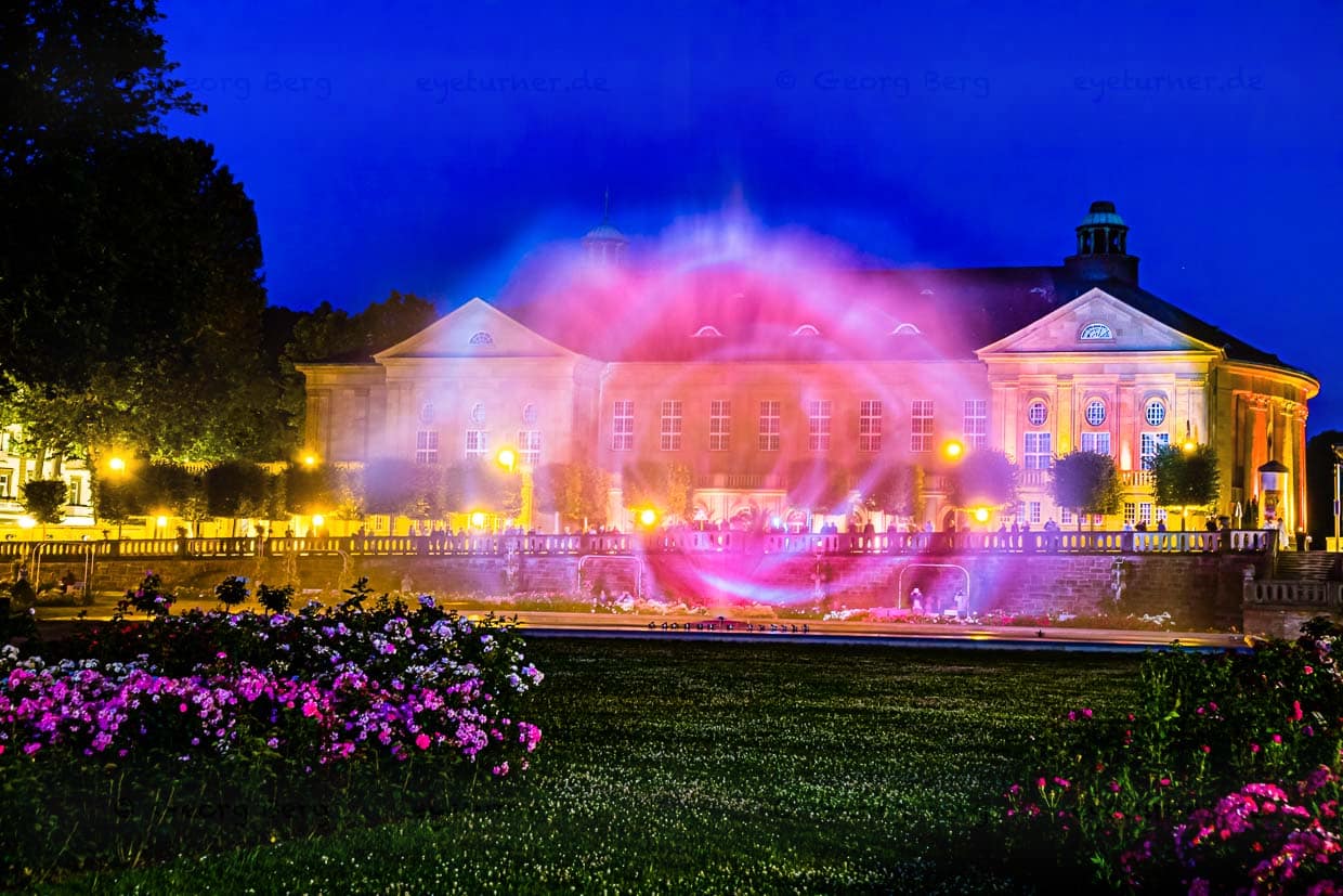 Multimedia projection at the fountain in the rose garden of Bad Kissingen. Night illumination at the fan fountain in Bad Kissingen, Germany / © Photo: Georg Berg