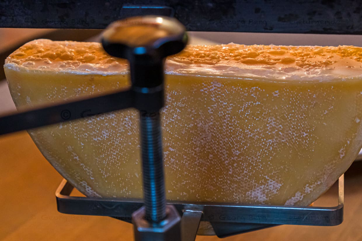 Raclette cheese half / © Photo: Georg Berg