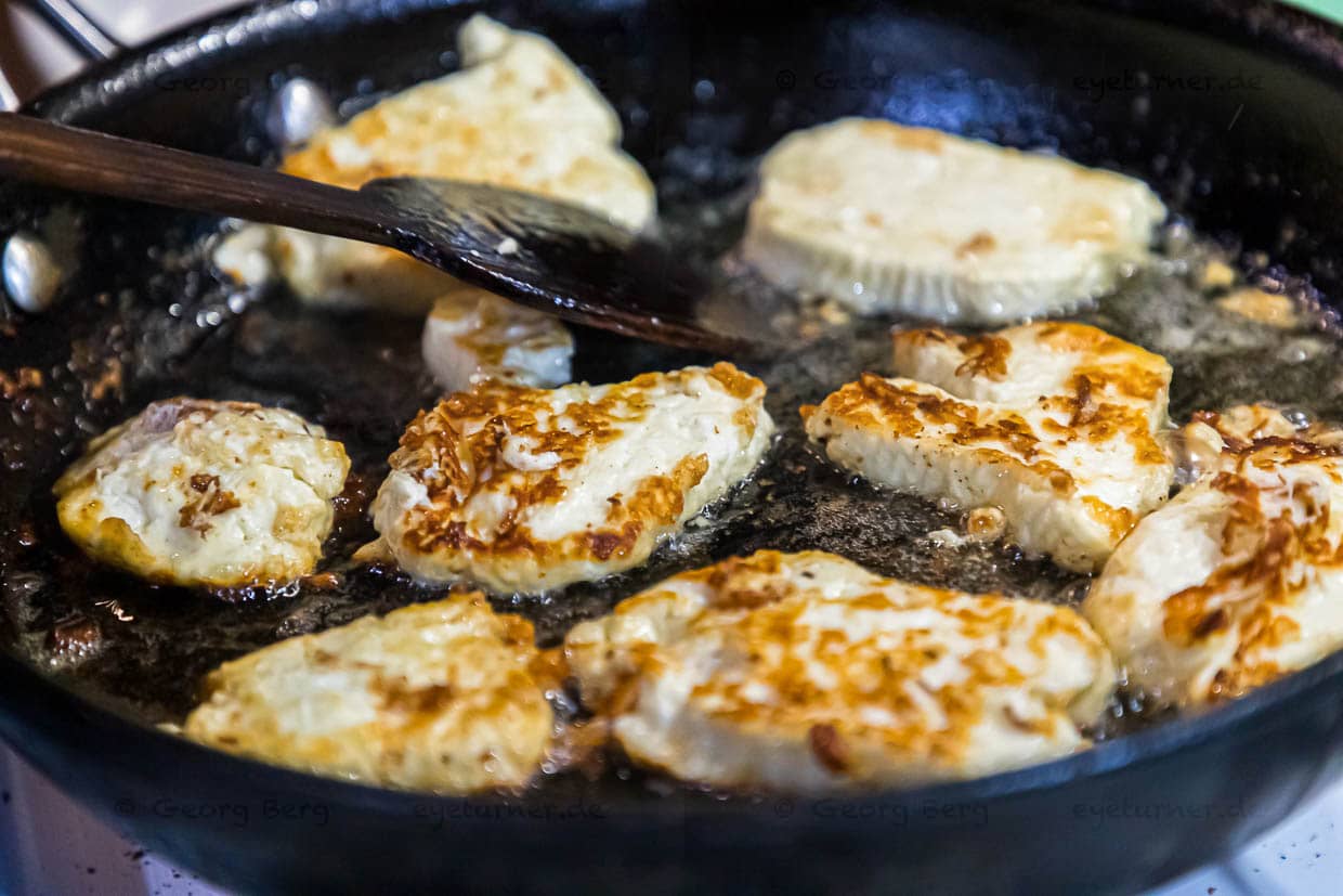 Halloumi is pan-fried with sunflower oil - it is quite stable in shape and can withstand quite a bit / © Photo: Georg Berg