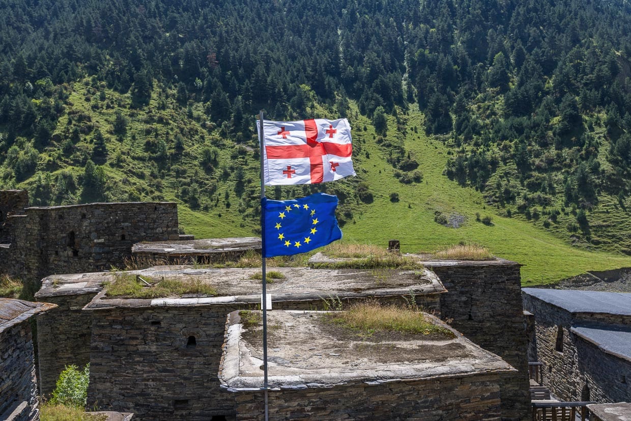 The city of Shatili is located in a strategically important position in the historical Georgian province of Chevuretia. It has often been besieged but never defeated. In 2023, the Georgian and European flags fly on a pole / © Photo: Georg Berg