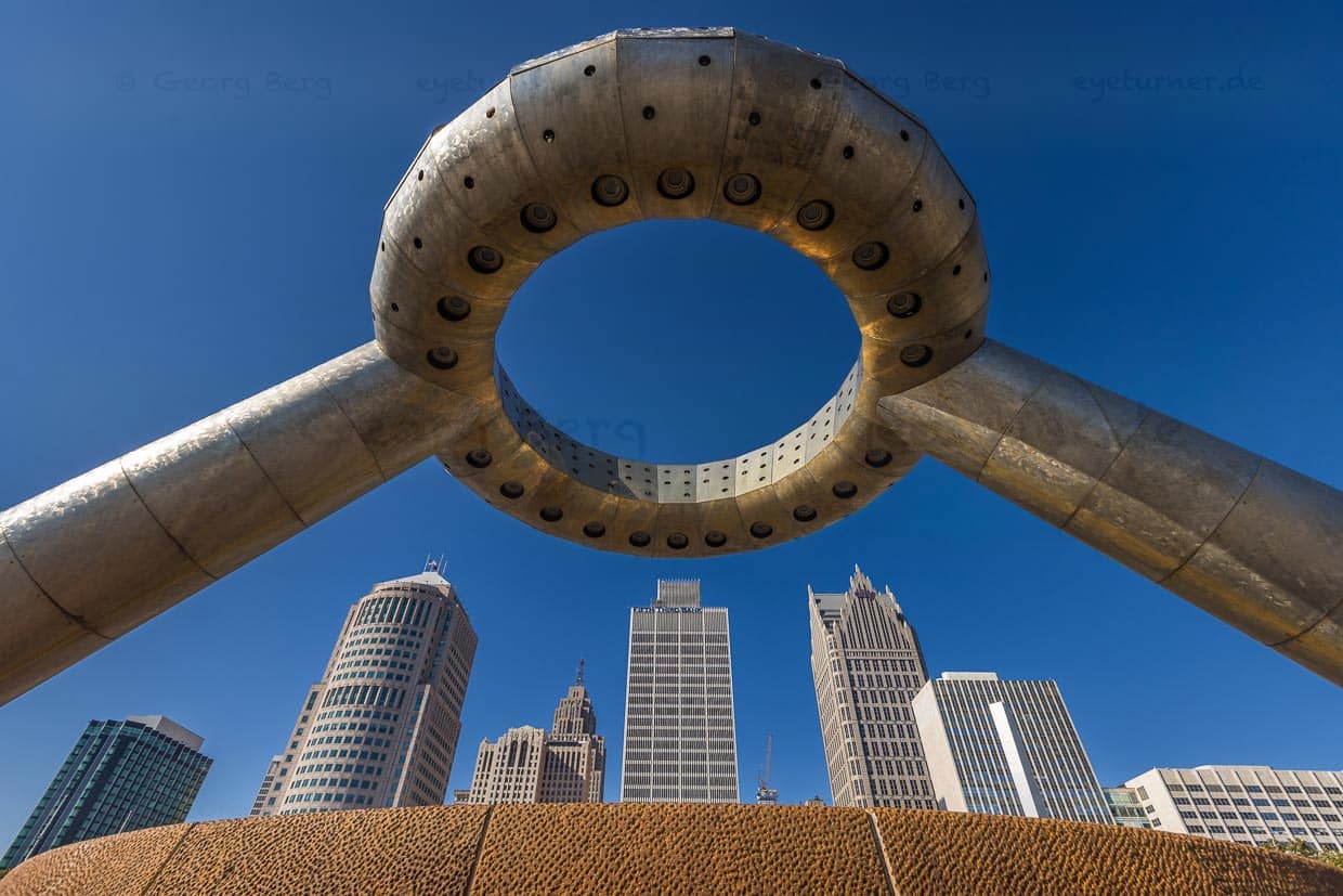 Hart Plaza with skyline of downtown Detroit on the Detroit River. In the foreground the Horace E. Dodge fountain / © Photo: Georg Berg