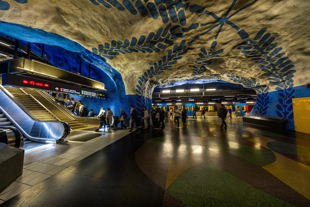Subway art in Stockholm, T-Centralen metro station at Stockholm Central Station and hub of the metro network was designed by artist Per Olof Ultvedt in blue colors and with simple motifs such as stylized flowers and leafy vines. The shapes and colors are intended to have a calming effect on passengers. One of a total of 38 grotto stations / © Photo: Georg Berg