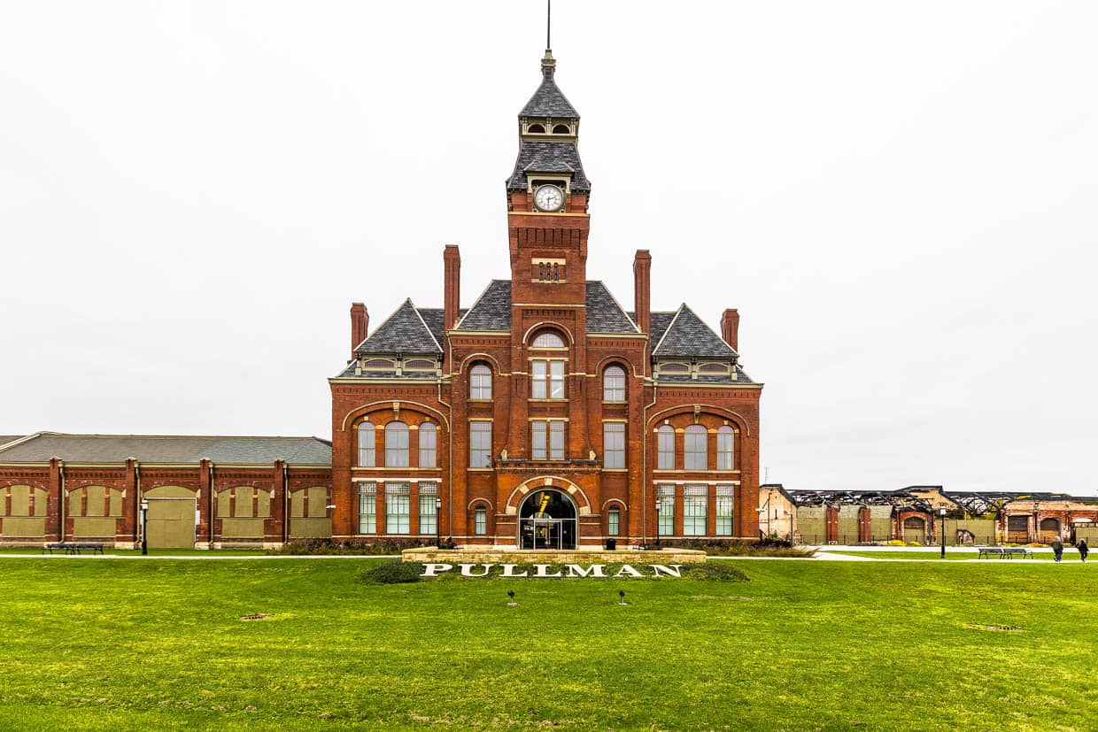 The Administration Clock Tower Building is now the Pullman Visitor Center and Museum. The garden architect Nathan Barrett, commissioned by George Pullman, created a pond called Lake Vista on the green lawn / © Photo: Georg Berg