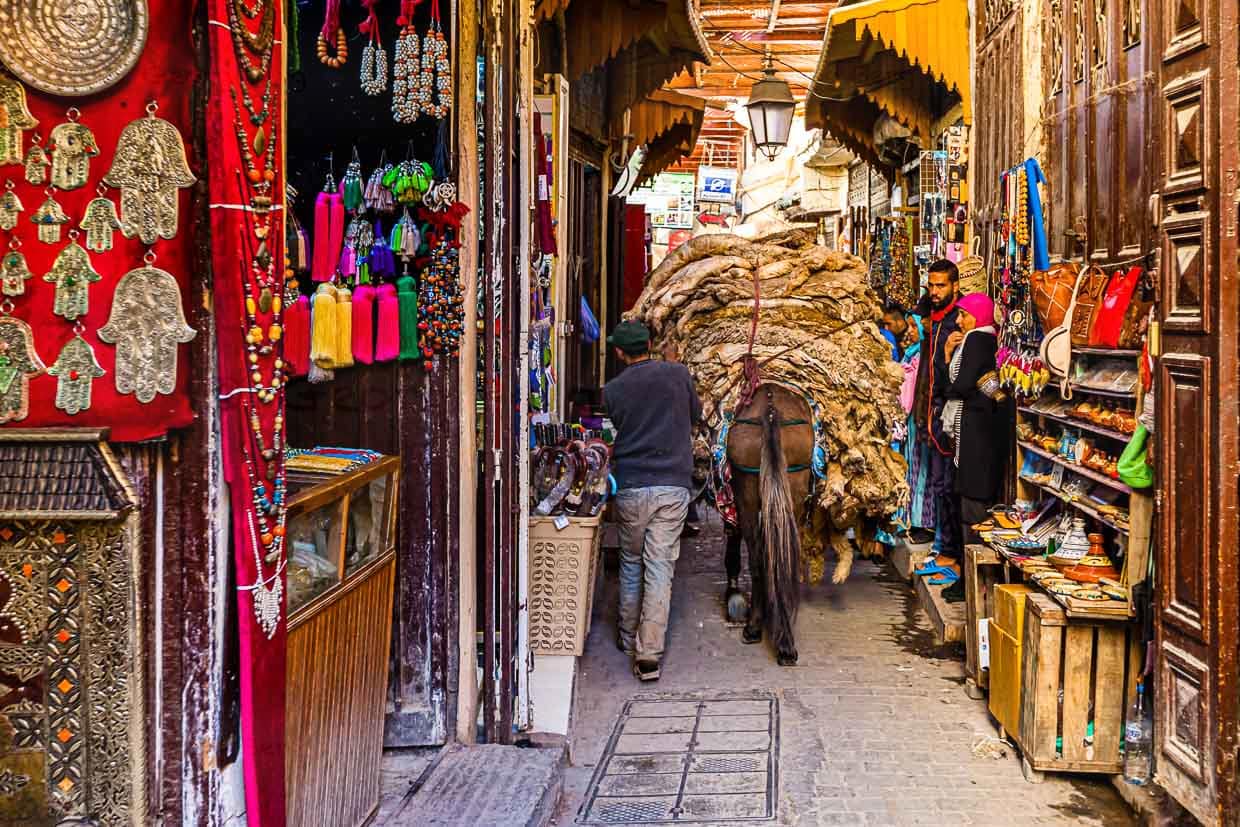 Da alle Wege zu Fuß gemacht werden müssen, sind von Touristen verstopfte Gassen, für die Einwohner von Fès so ärgerlich wie für uns verstopfte Autobahnen / © Foto: Georg Berg