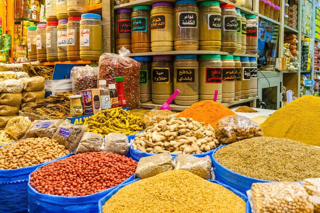 Die Vielfalt der marokkanischen Gewürze bekommt man im Zugg, dem Viertel der Gewürzhändler. Hier scheint alles im Überlfuss: Kurkuma, Ingwer, Chili, Zimt und Lorbeer. Es duftet und man möchte am liebsten von allem etwas mit nach Hause nehmen / © Foto: Georg Berg
