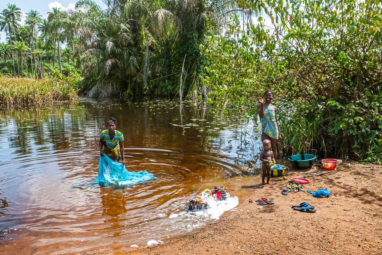 Wäsche waschen im Fluss - es geht auch ohne Waschmaschine / © Foto: Georg Berg