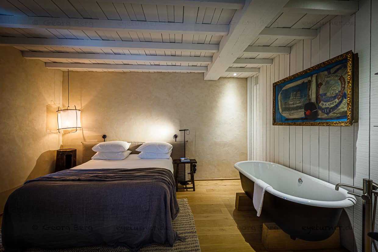Die freistehende Badewanne im Schlafzimmer ist voll funktionsfähig. Ein separates Badezimmer mit Dusche ist im Kled La Fenouillette zusätzlich auch vorhanden / © Foto: Georg Berg