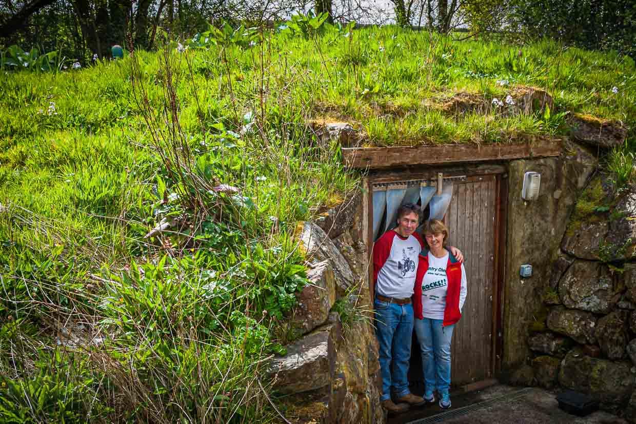 Garry und Elise Jungheim die Käse-Affineure vor ihrem Cave, einer von Garry für die Käsereifung selbst gebauten Höhle / © Foto: Georg Berg