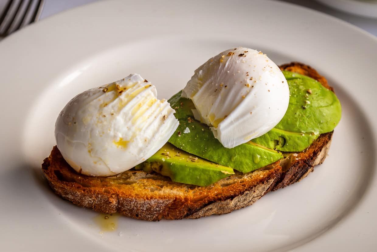 Protein-Booster am Morgen: Avocado mit pochiertem Ei auf Sauerteigbrot / © Foto: Georg Berg