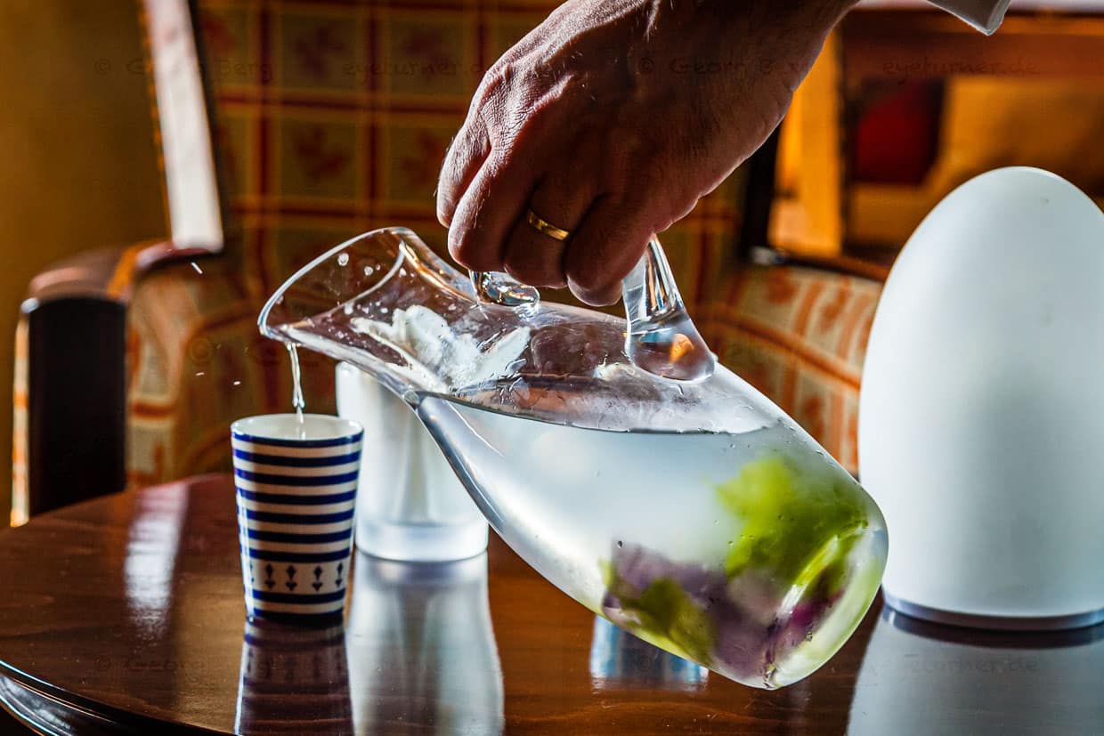 Ein Ritual in der Rezeption des Brittany & Spa: Karaffe mit Meerwasser und Zitrone / © Foto: Georg Berg