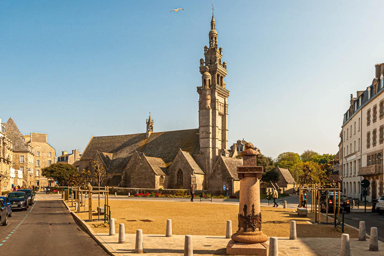 Von weitem gut zu erkennen ist der schöne Renaissance-Turm der Kirche Notre-Dame-de-Kroaz-Baz / © Foto: Georg Berg