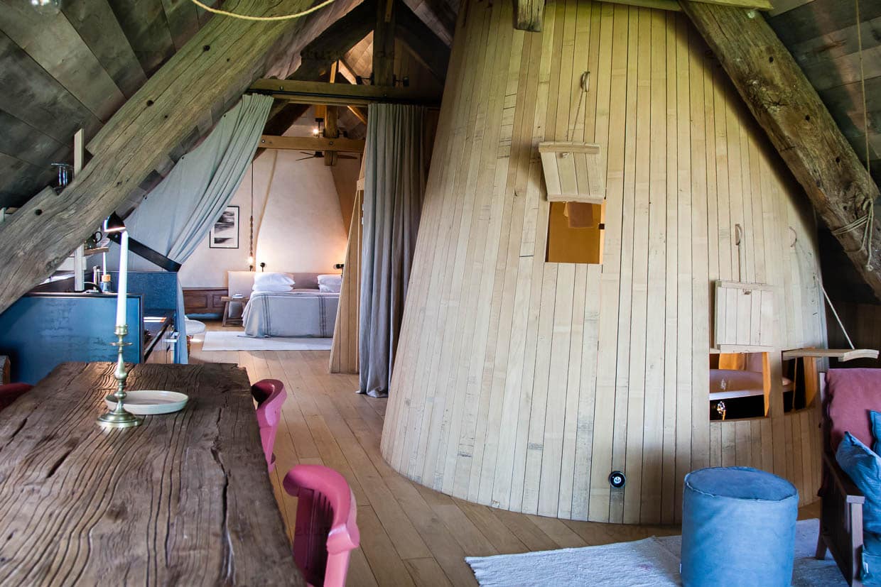 Jedes Kled ist unterschiedlich gestaltet. Hier verschwindet der Sanitärbereich hinter einem Bretterverschlag / © Foto: Georg Berg