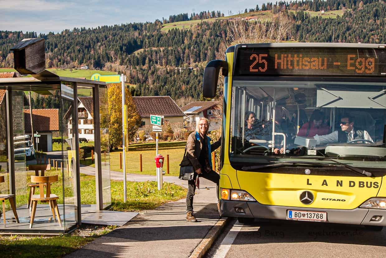 BUS: STOP Zwing. Von Smiljan Radic, Chile. Weiter geht’s. Mit dem Landbus der Linien 25 und 29 erreicht man alle sieben Architektur Wartehüsle / © Foto: Georg Berg
