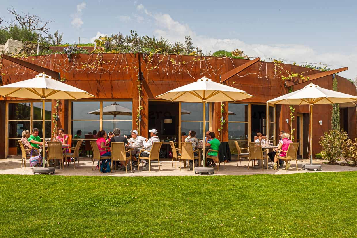 Entspannt genießen auf der Panorama-Terrasse der Tenuta Sanoner / © Foto: Georg Berg