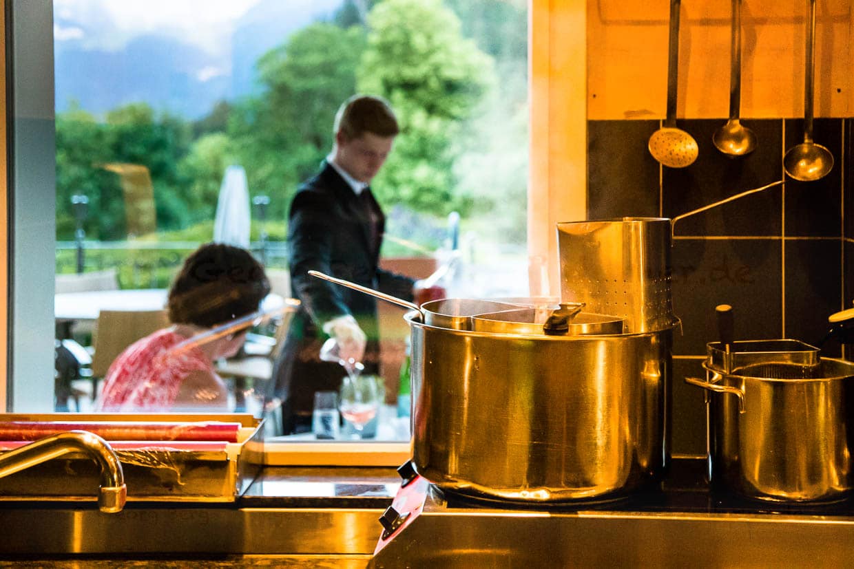 Während auf der Terrasse die Zeit für den Apéro gekommen ist, ist in der mediterranen Küche des „Oh de Vie“ der Siedetopf schon für die ersten Pastabestellungen bereit / © Foto: Georg Berg