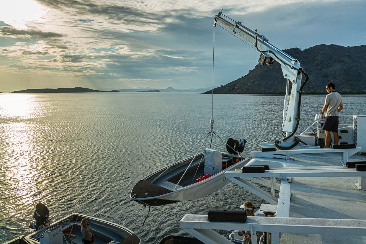 Früh am Morgen werden die Beiboote ins Wasser gelassen / © Foto: Georg Berg