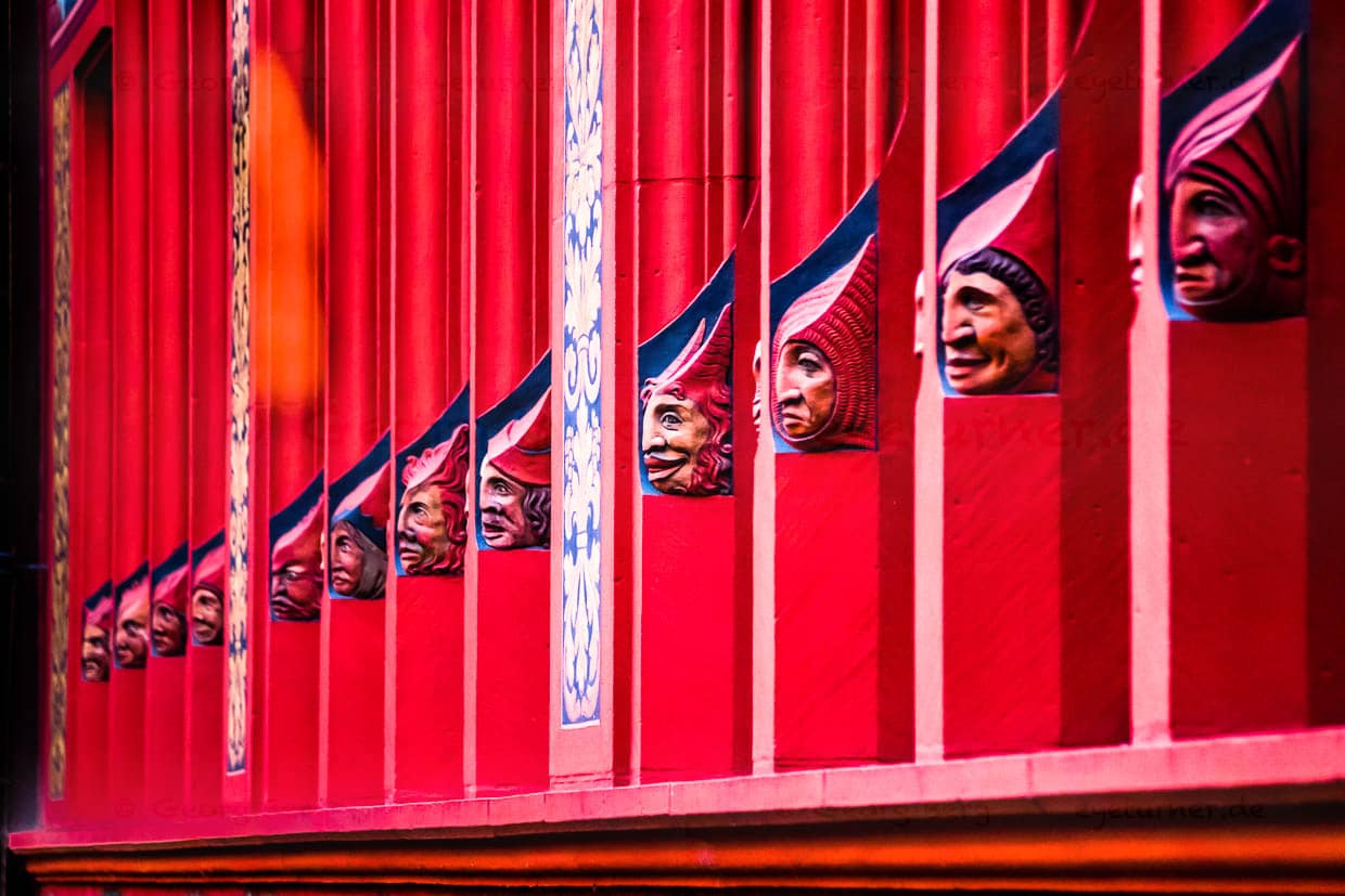 Rotes Rathaus von Basel. Es liegt in direkt am Marktplatz und der Vorhof ist frei zugänglich / © Foto: Georg Berg