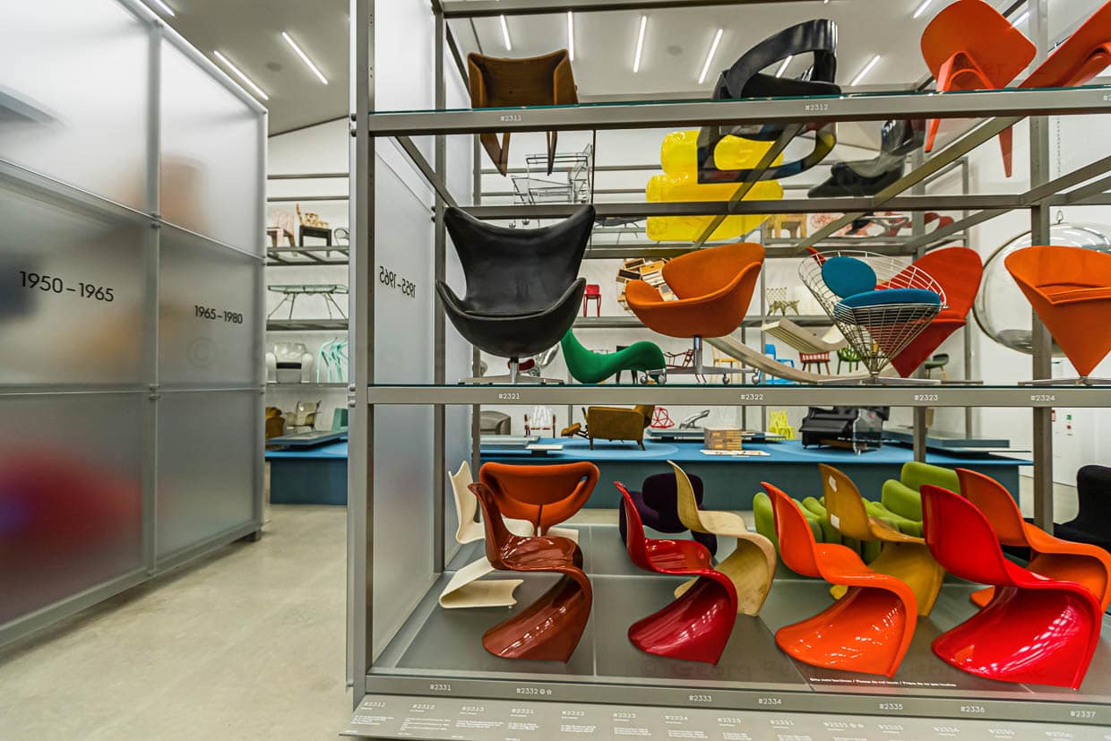 Im Vitra Schaudepot werden eine Auswahl von Schlüsselobjekten des Möbel-Designs gezeigt. Hier eine Reihe Panton Chairs von Verner Panton. Das Schaudepot archiviert den kompletten Nachlass des dänischen Designers Verner Panton / © Foto: Georg Berg