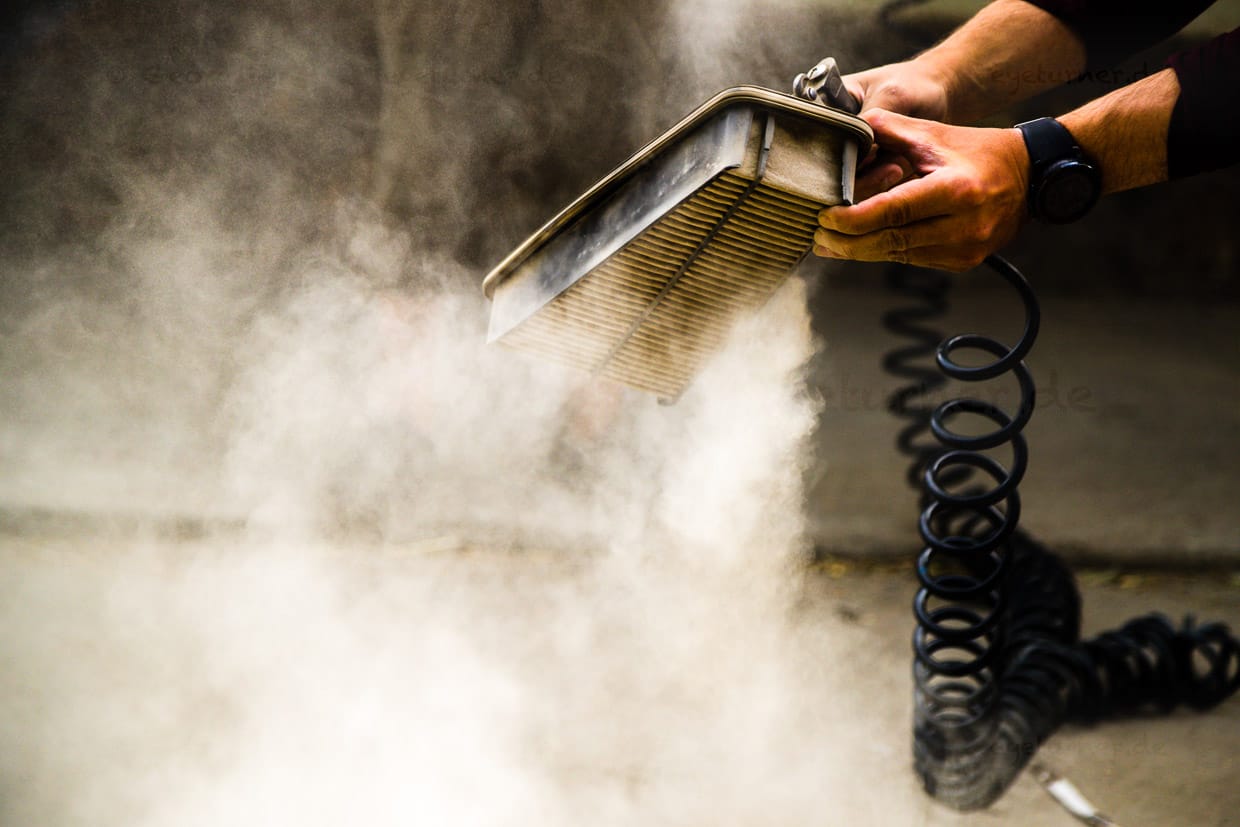 Ein scharfer Luftstrahl macht den Staub wieder sichtbar, der sich im Luftfilter des Motors angesammelt hat / © Foto: Georg Berg