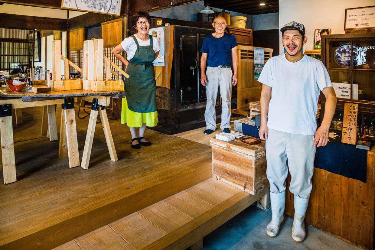 Generation fünf und sechs im Verkaufsraum. Familie Nozue weiß, wie eine nicht zu salzige, aber vollmundige Sojasauce entsteht / © Foto: Georg Berg