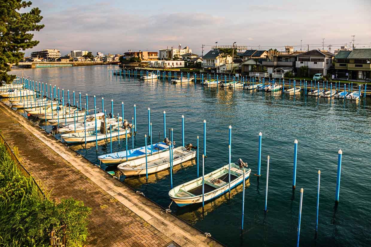 Zimmer mit Blick auf eine Wasserstraße am Lake Hamana. Für das kulinarische Erlebnis “Speerfischen bei Nacht” empfiehlt es sich, eine Übernachtung direkt am Hamana See zu buchen / © Foto: Georg Berg