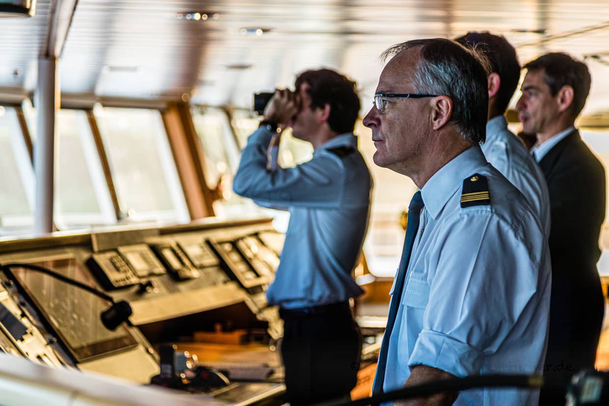 Kapitän Gilles Marré (vorn) und das Offiziersteam der Pont Aven auf der Kommandobrücke der Fähre Pont Aven bei der Hafeneinfahrt von Cork in Irland / © Foto: Georg Berg