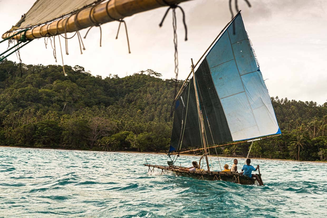 Segeln im polynesischen Stil auf einem Proa (Mehrrumpf-Ausleger-Segelboot) vor den Deboyne Inseln, Papua-Neuguinea. Das für Polynesien typische Prau ist ein hochseetaugliches Segelboot mit Deltaflügel und einem Ausleger, der immer auf der dem Wind zugewandten Luv-Seite liegt  / © Foto: Georg Berg