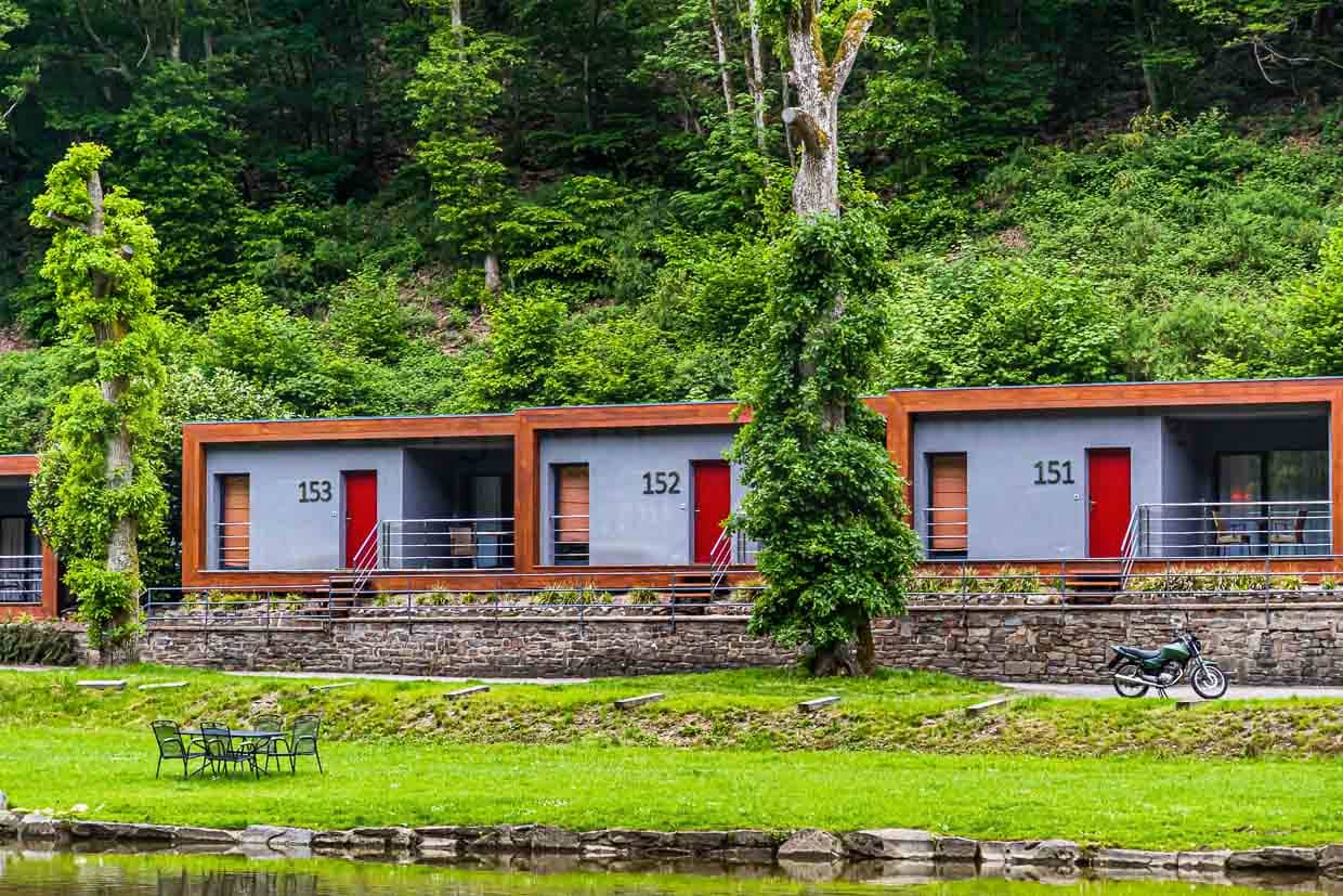 Die Cottage Suiten des Cocoon Hotels La Rive sind ideal für einen naturverbundenen Urlaub. Die Cottages liegen direkt am Ufer der Sauer. Zwei Hotels mit Restaurantbetrieb sichern die Versorgung und gleich früh am morgen kann die Tour auf dem Escapardenne Lee Trail beginnen / © Foto: Georg Berg