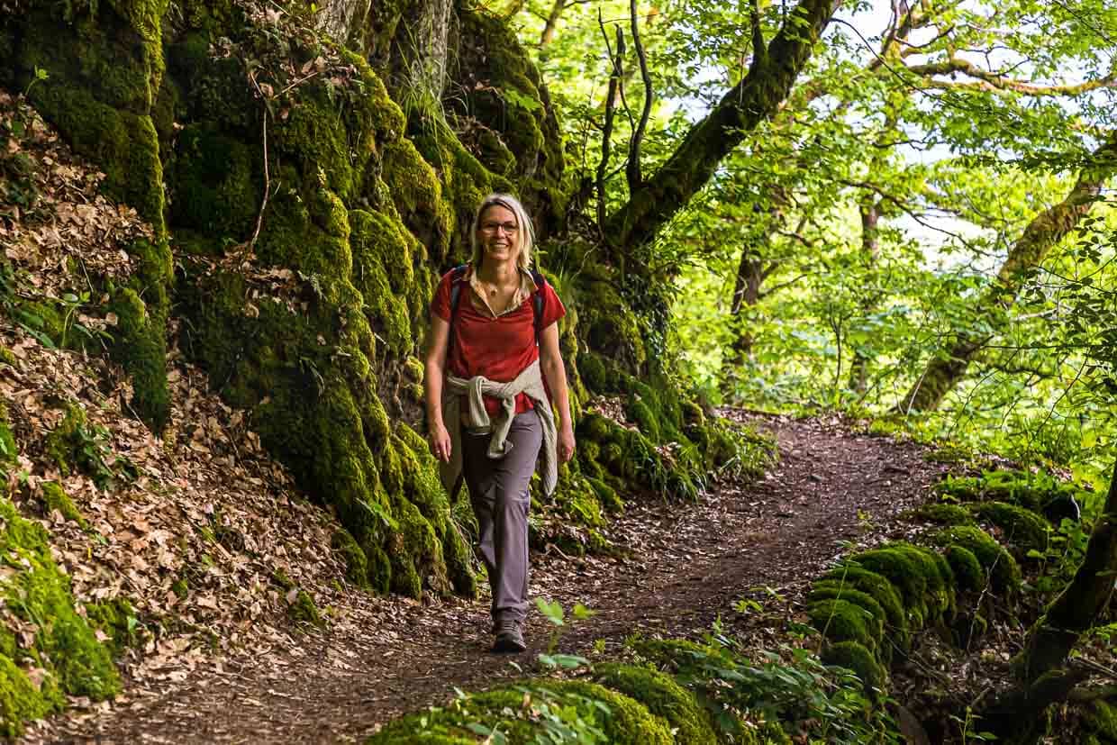 Die Wanderung entlang schmaler Waldpfade ist Erholung pur / © Foto: Georg Berg