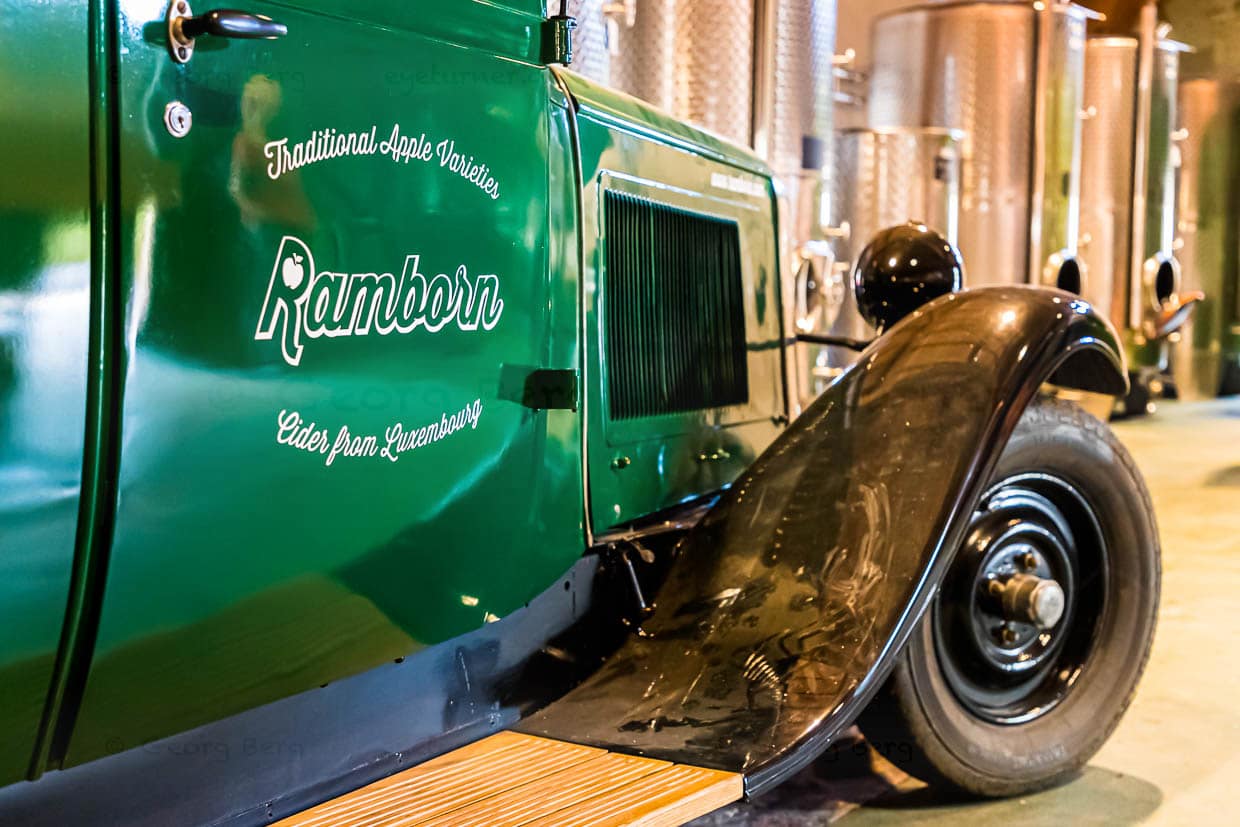 Das Auto ist alt, die Firma aber noch jung. Erst 2015 wurde Ramborn von drei Männern gegründet, deren Wurzeln im kleinen Ort Born liegen / © Foto: Georg Berg
