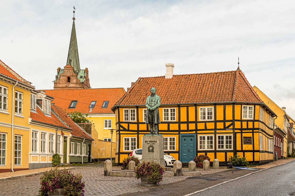 Gänsemarkt in Rudkøbing. Die Statue erinnert an den Pysiker Hans Christian Ørsted. Der Entdecker des Elektromagnetismus wurde 1777 in Rudkøbing als Sohn eines Apothekers geboren / © Foto: Georg Berg