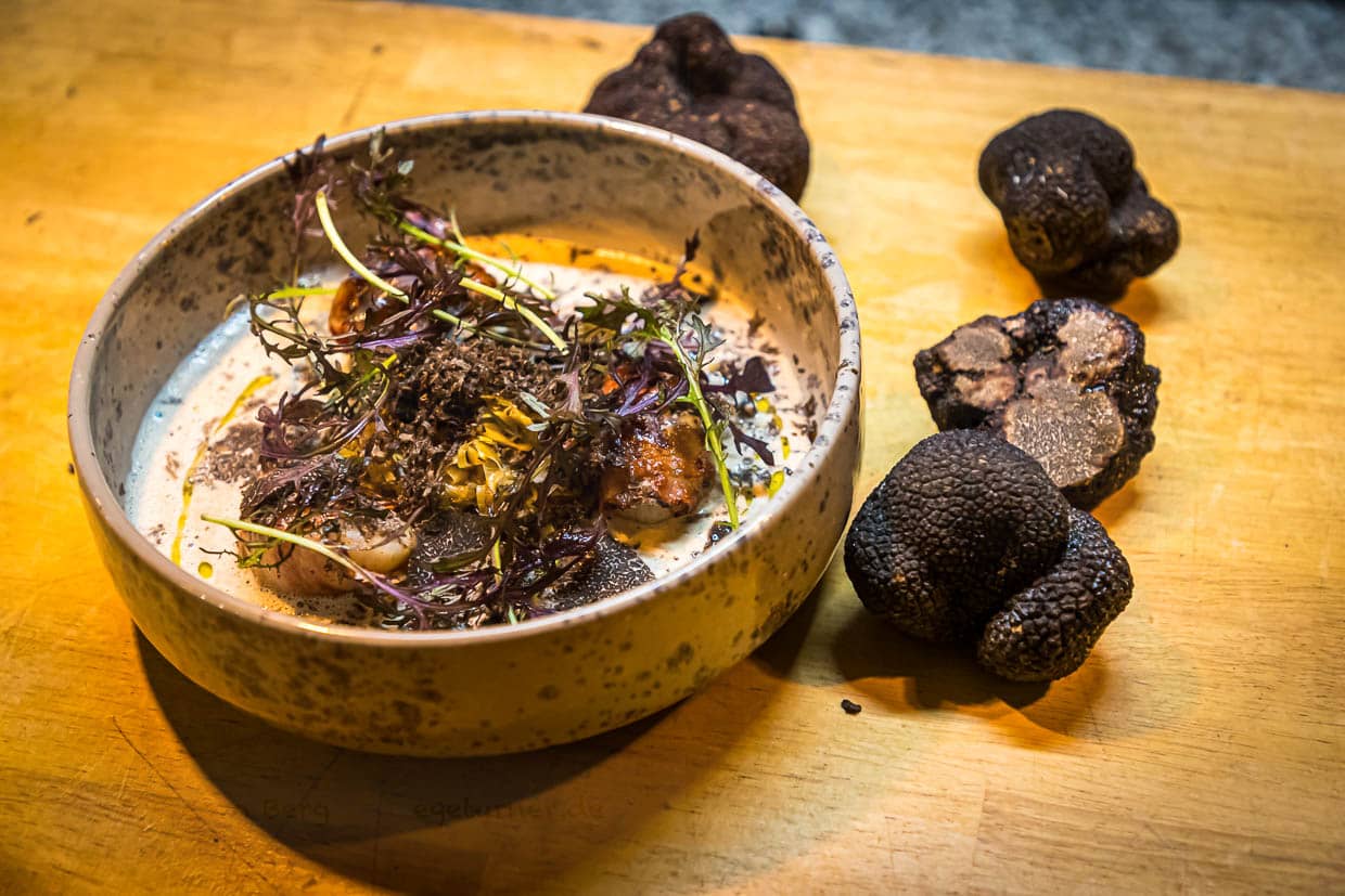 Lauchgemüse, Creme von Topimambur mit Jakobsmuschel in Lardo und schwarzer Trüffel, ein Gericht von Alexandre Dimitch, Saint Marc, Aups / © Foto: Georg Berg