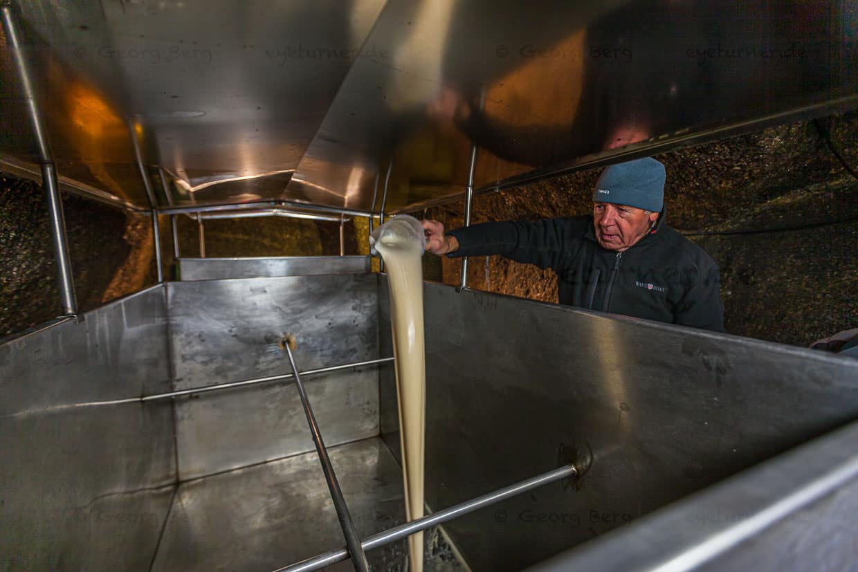 Hausbrauer Wolfgang Üblacker füllt zuerst flüssige Hefe in den Tank, damit sie sich gut mit der Bier-Würze mischt