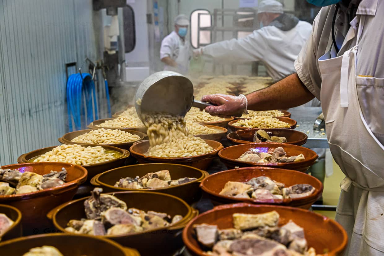Industrielle Herstellung des Cassoulets von Castelnaudary. In Castelnaudary gibt es mehrere Fabriken, die für ganz Frankreich Cassoulet in Dosen herstellen. Bei Escourrou kann der Eintopf auch in der traditionellen Cassole gekauft werden. / © Foto: Georg Berg