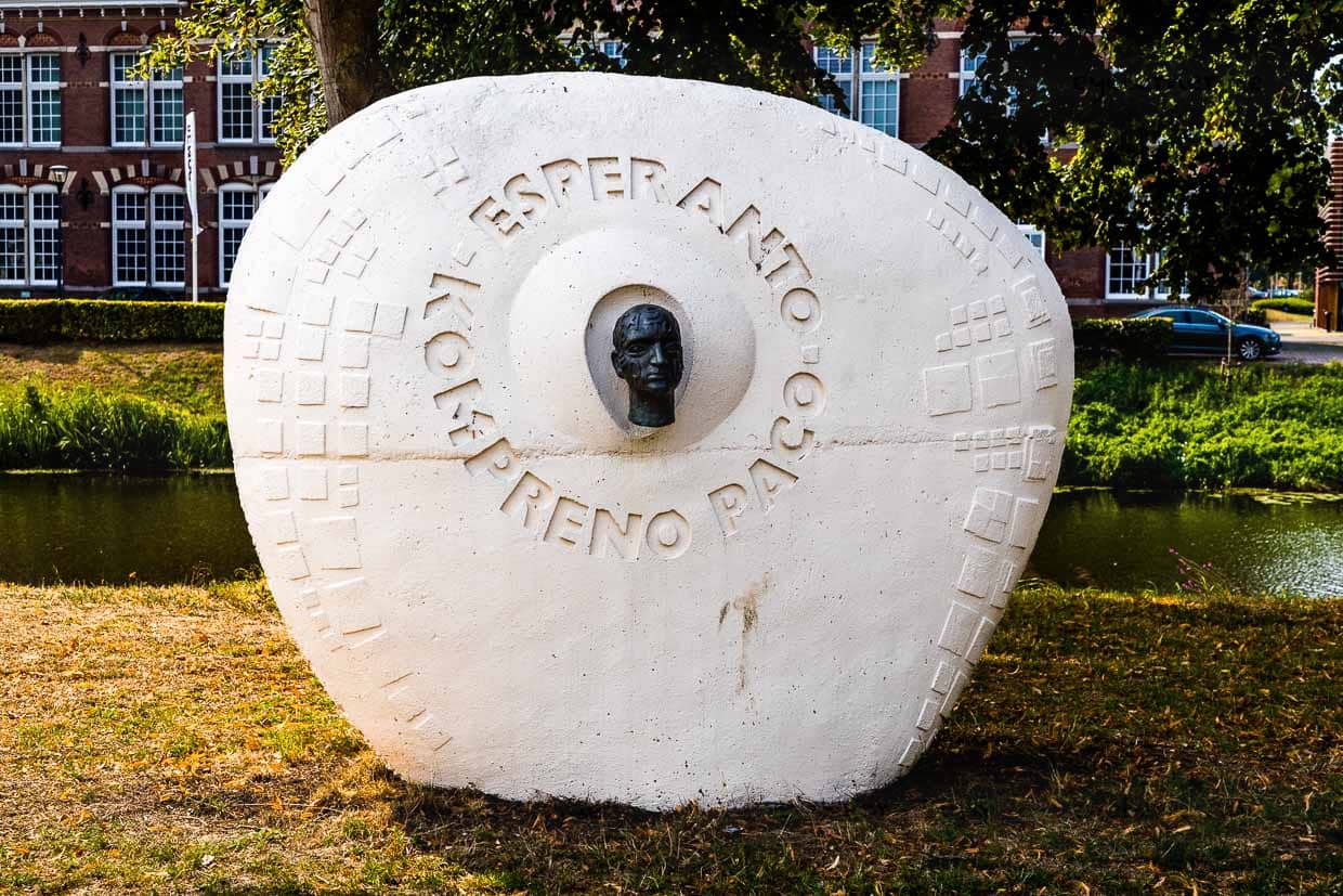 Mit Esperanto den Frieden verstehen. Esperanto-Denkmal des Künstlers Jacques Maagendans zu Ehren der Sprache Esperanto bzw. ihres Schöpfers Ludwik Zamenhof: "Esperanto Kompreno Paco" / © Foto: Georg Berg