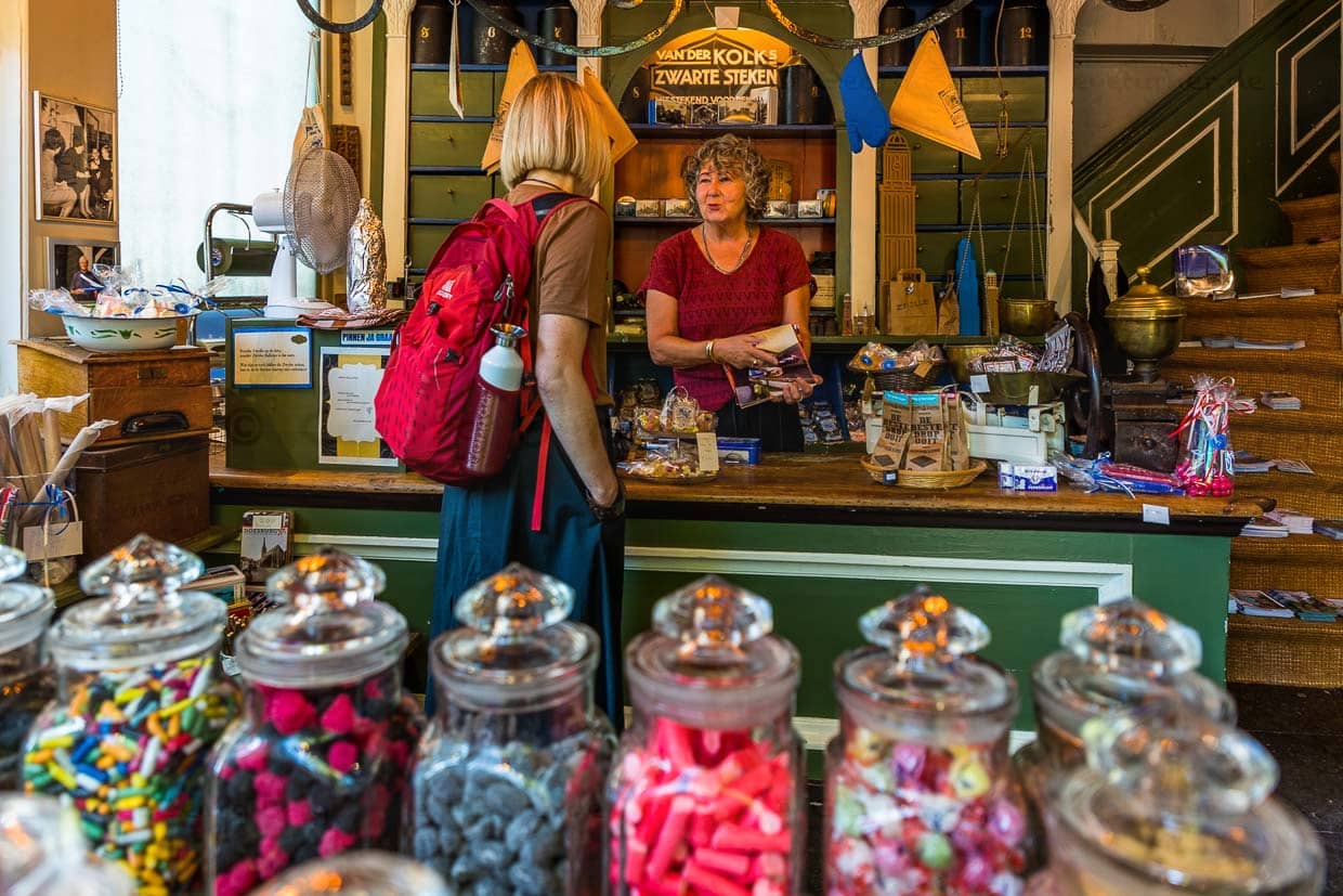 Im Balletjeshuis in der Altstadt von Zwolle werden seit 1845 Balletjes, eine Bonbon-Mischung nach Originalrezept hergestellt / © Foto: Georg Berg