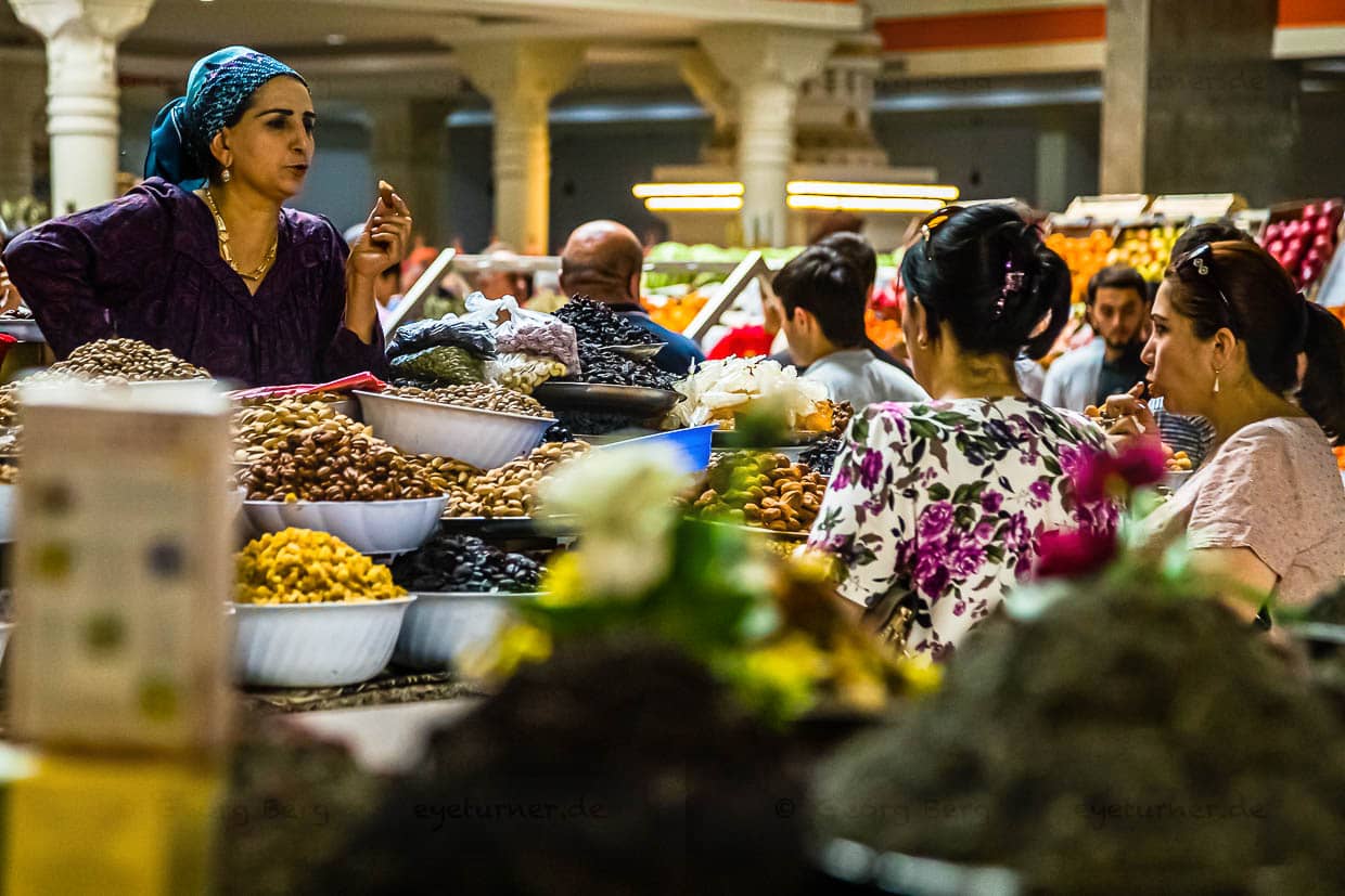 Interior del mercado principal de Dushanbe, capital de Tayikistán / © Foto: Georg Berg
