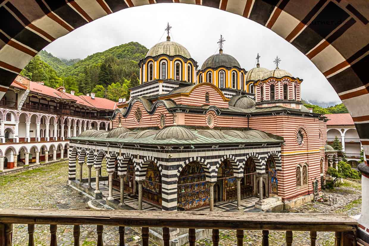 El Monasterio de San Iván de Rila, más conocido como Monasterio de Rila (en búlgaro: Рилски манастир, Rilski manastir), es el mayor y más conocido monasterio ortodoxo de Bulgaria y Patrimonio de la Humanidad de la UNESCO / © Fotografía: Georg Berg